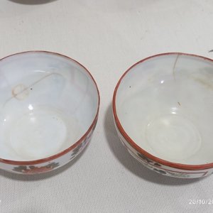Conjunto de 21 piezas de porcelana oriental: tazas, platitos, alhajeros y figuras - imagen 10