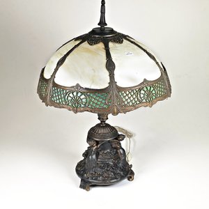 Lote siguiente: Lámpara de Bronce con Figuras de Damas Aladas y Pantalla Estilo Tiffany