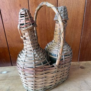 BOTELLAS CON CANASTO DE MIMBRE - imagen 2
