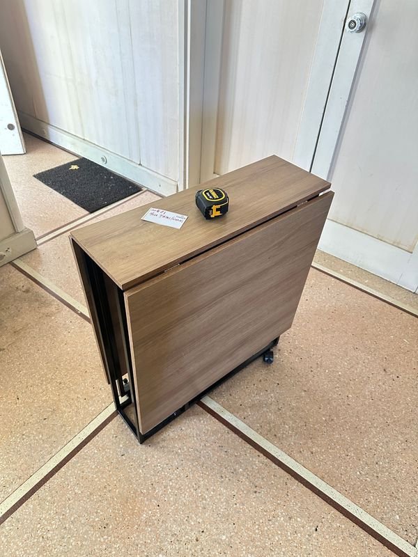 Mesa auxiliar de camping con almacenamiento y decoración - imagen 3