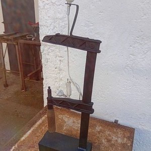 Lámpara de Mesa con Prensa o Sargento, Instalación Nueva - imagen 4
