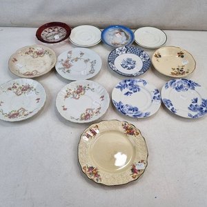 L 066 - 15 Piezas - Conjunto decorativo de pantallas en vidrio opalina con volados y selección de platos en porcelana y loza de diversas marcas (Presenta marcas visibles de uso) - imagen 10