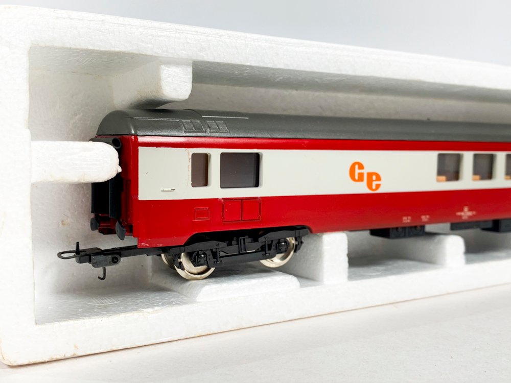 Vagón de tren GE, color rojo y blanco - imagen 3