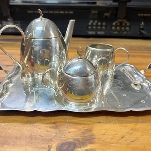 Juego de Café Antiguo de Metal Plateado con Bandeja y Grabados - imagen 3