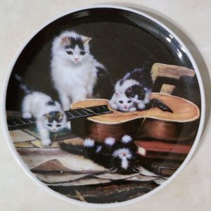 Platillo Decorativo Porcelana "Cats Life" Gatos y Gatitos con Guitarra - imagen 2
