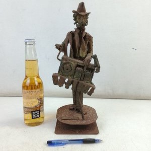 Escultura de Hierro 'Chilindro': Hombre con Grabador y Pipa - imagen 2
