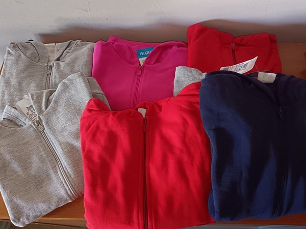Lote de camperas y accesorios para niños - imagen 4