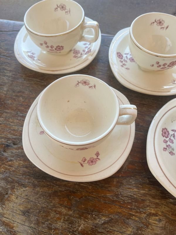 Juego de té en porcelana con diseños florales - imagen 6