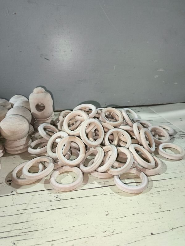 Colección de objetos de madera y signos blancos con números negros - imagen 1