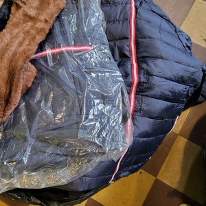Lote de Ropa: Gorros, Buzos y Chaqueta Acolchada - imagen 7