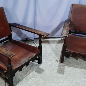 Lote siguiente: Par de Butacas Bajas de Madera con Almohadones Verdes