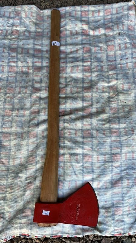 Hacha de madera con cabeza de metal - imagen 2
