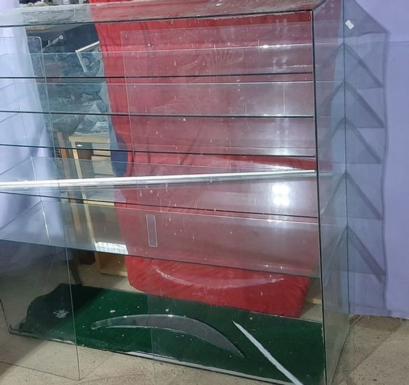 Lote siguiente: Vitrina de vidrio con puertas corredizas