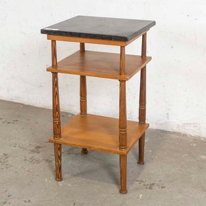 Lote siguiente: Mesa Auxiliar de Tres Niveles con Tapa de Granito Negro y Detalles en Lustre