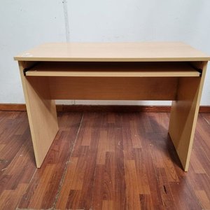 Lote siguiente: Escritorio Claro con Bandeja Extensible (100x55x75 cm)