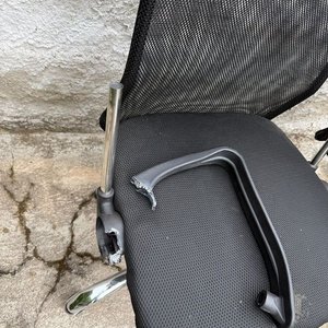 Par de Sillas de Escritorio Negras con Detalle Roto - imagen 5