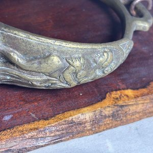 Adornos de Bronce: Espuela y Estribo Antiguos sobre Madera - imagen 4