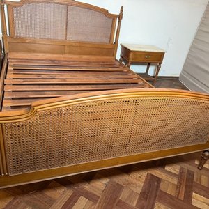 Cama de 2 Plazas Estilo Luis XVI con Respaldo y Piecera Esterillados - imagen 2