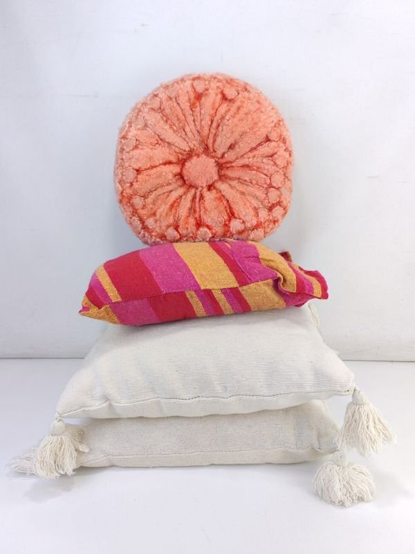 Lote anterior: Almohadas Decorativas con Tallas y Texturas