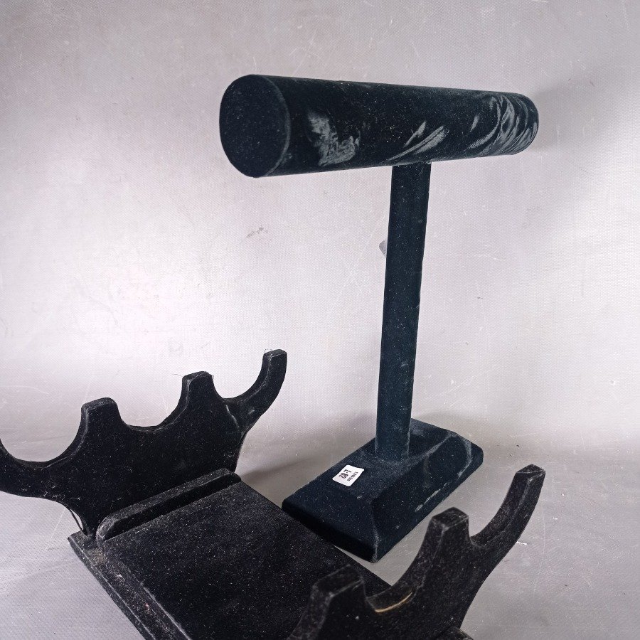 Soportes y exhibidores de terciopelo negro - imagen 4
