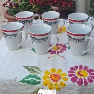 Lote siguiente: Juego de 6 Tazas de Cerámica con Diseño