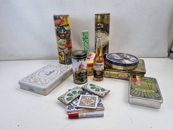 Lote Decorativo de Latas Coleccionables con Diseños de Ciudades Europeas y Época - imagen 1
