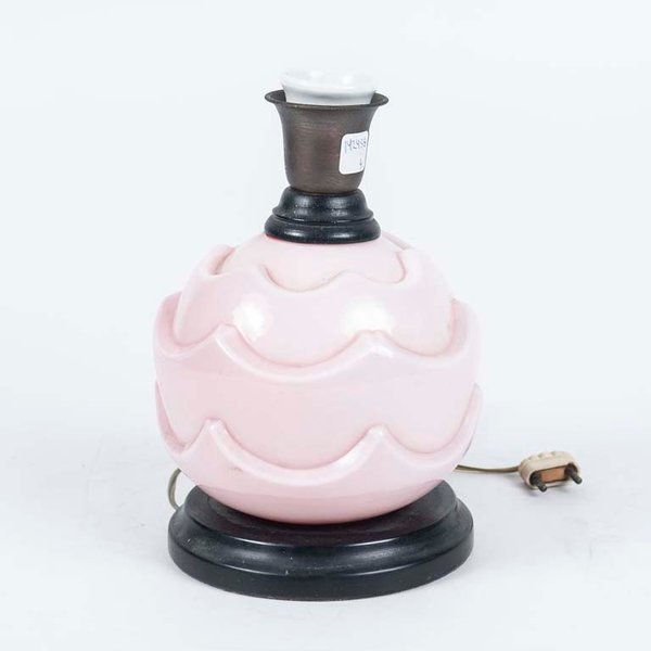 Lámpara de sobremesa rosa con base de madera