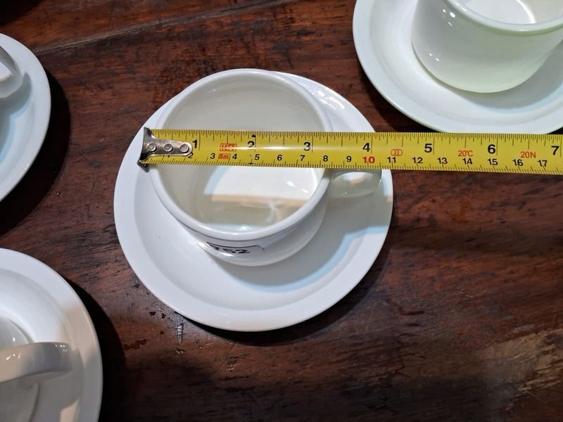 Juego de tazas y platos de cerámica blanco - imagen 2