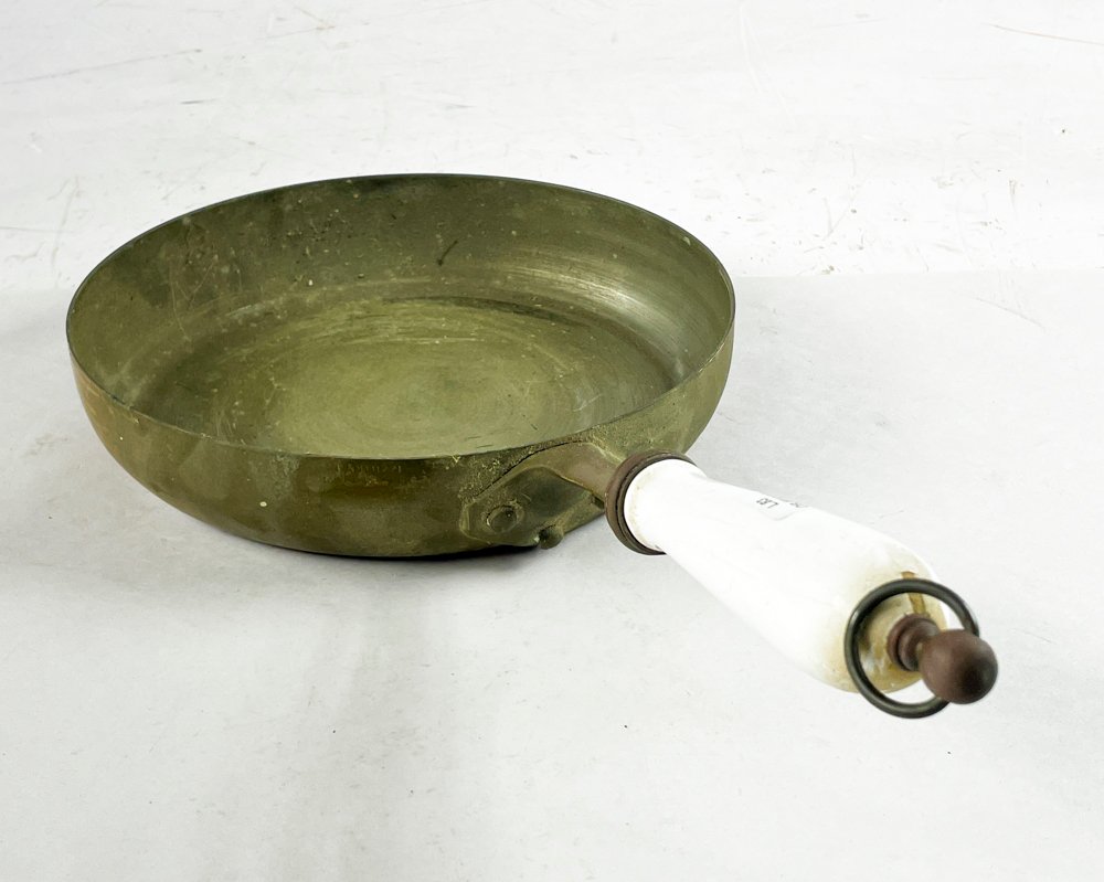 Sartén Antigua de Cobre con Asa de Cerámica Decorada