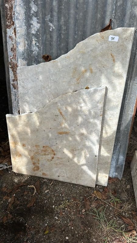 Lote siguiente: Placa de Mármol con Número 51