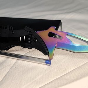 Navaja Carambit Doble Hoja Tornasolada con Seguros - Nueva en Caja - imagen 5