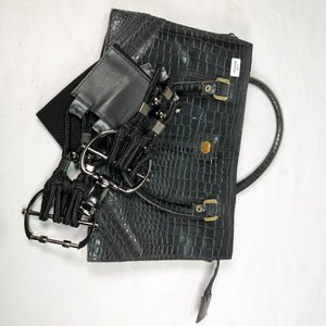 Cartera Negra Simil Cocodrilo con Cinturón Elástico y Hebilla Metálica - imagen 1