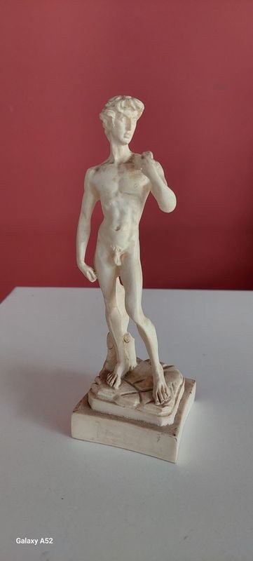 Estatua de hombre sin cabeza