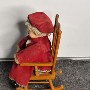 Muñeca antigua a pilas con silla mecedora y sonido - imagen 2
