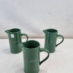 Lote anterior: L 349 - 3 Piezas - Set de 3 jarras tipo "water jug" de la marca "Jameson" en color verde con pico vertedor y manija, ideales para coleccionistas o para uso en bar.