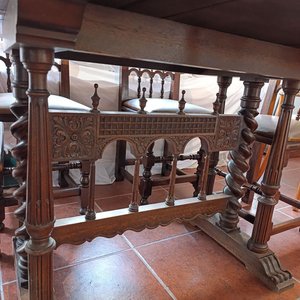 Mesa Libro Antigua de Cedro Rosa Macizo Torneado y Tallado - imagen 2