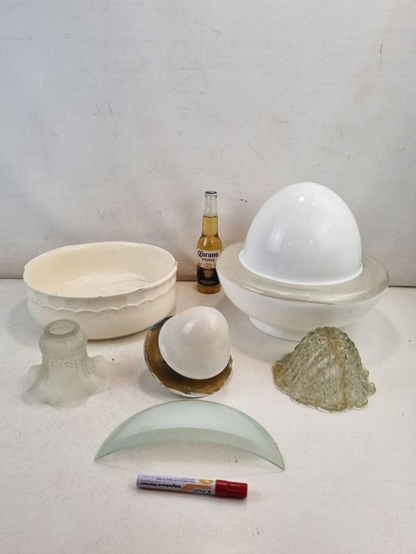 Lote de 6 Piezas: Pantallas y Recipiente Blanco con Roturas
