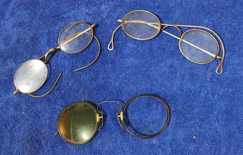 Lote siguiente: Lentes de armazón en bronce de diseño vintage