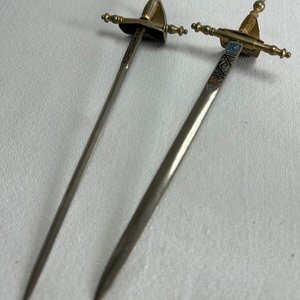 Dos Abrecartas Estilo Espada Española con Detalles Decorativos - imagen 3