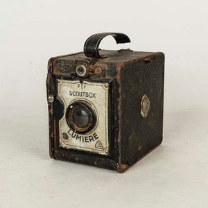 Lote anterior: Cámara Fotográfica Antigua "Lumiere Scoutbox"