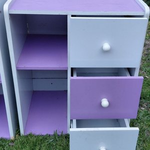 Juego de 2 Mesas de Luz Blancas y Violetas con Cajones y Puerta - imagen 3