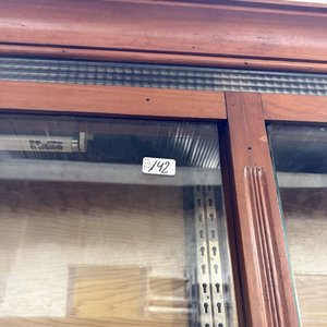 Lote anterior: Vitrina Exhibidora Grande de Madera y Vidrio con Luz Interna