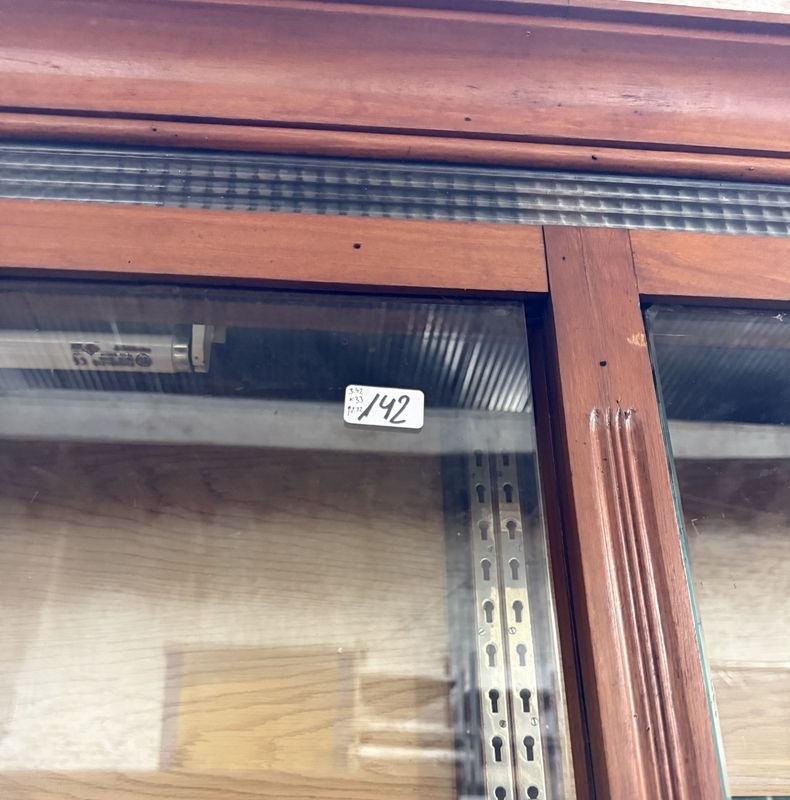 Vitrina Exhibidora Grande de Madera y Vidrio con Luz Interna
