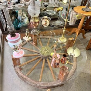 Mesa Ratona Rústica con Rueda de Carro Original y Tapa de Vidrio - imagen 12