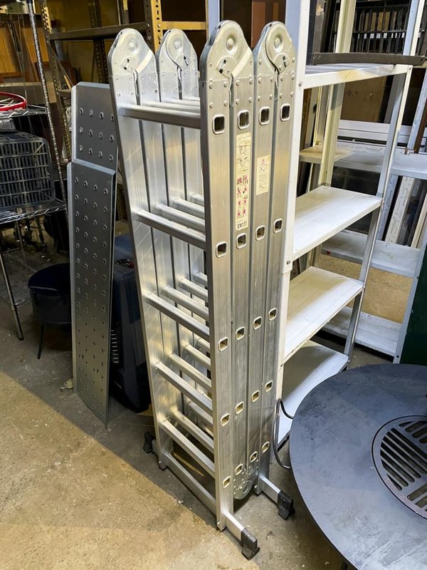 Escalera Plegable de Aluminio Cuatro Tramos Usada