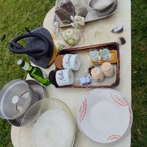Lote de Asaderas, Budineras, Bols, Platos y Piedras Decorativas - imagen 1