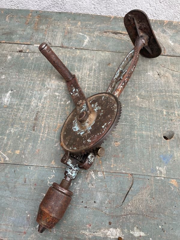 Taladro de Pecho Antiguo Manual con Manivela y Engranajes