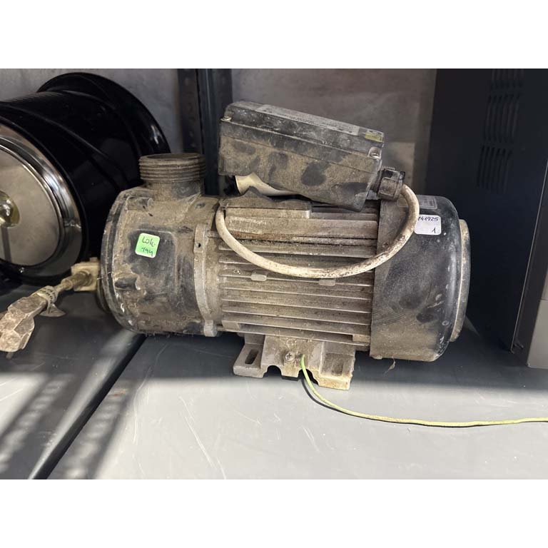 Lote siguiente: Bomba de agua en mal estado, motor y electrodoméstico