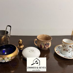 Lote siguiente: Juego de Loza Antigua: Taza, Plato y Recipientes Decorados