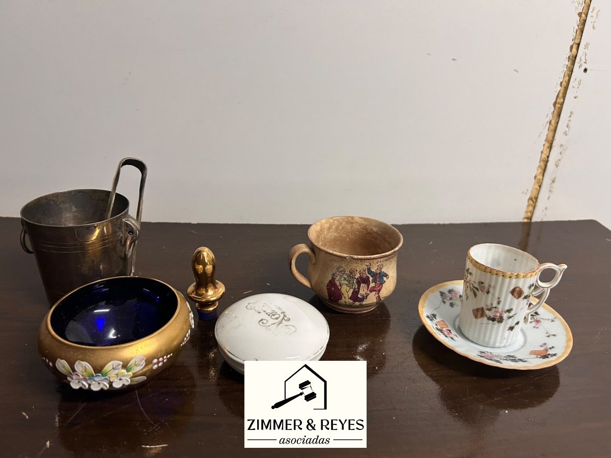 Juego de Loza Antigua: Taza, Plato y Recipientes Decorados